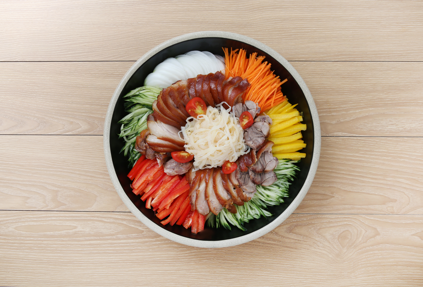 冷菜猪蹄搭配黄瓜、胡萝卜、彩椒和冷拌配菜